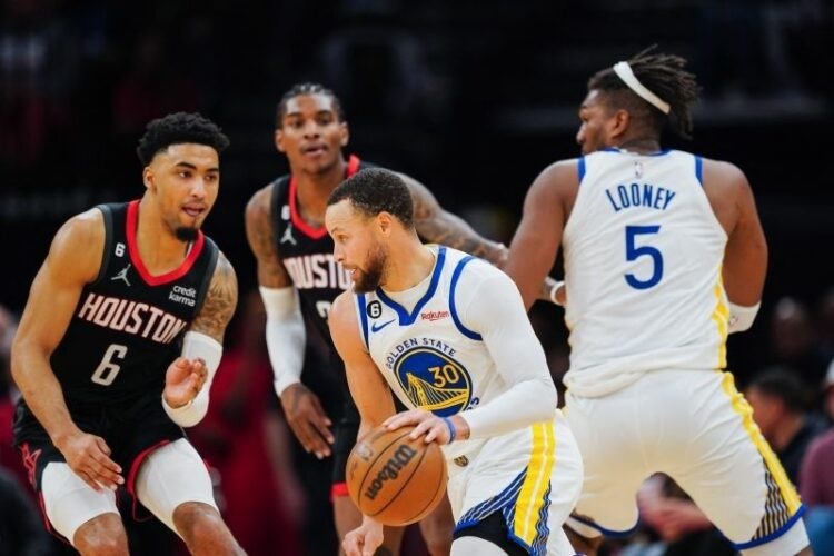 Golden State Warriors berhasil memaksimalkan kesalahan yang dilakukan Dallas Mavericks.